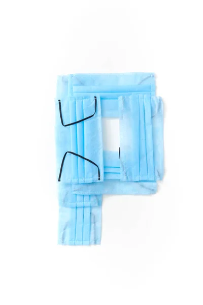 Großbuchstabe Handgefertigt Aus Medizinischen Antibakteriellen Blauen Gesichtsmasken Auf Weißem Hintergrund — Stockfoto