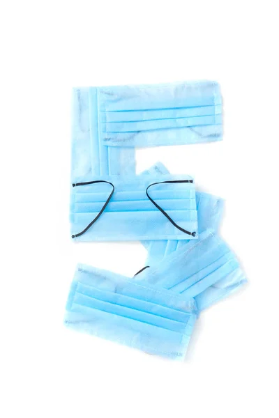 Abbildung Fünf Handgefertigte Antibakterielle Blaue Gesichtsmasken Auf Weißem Hintergrund Kopierraum — Stockfoto