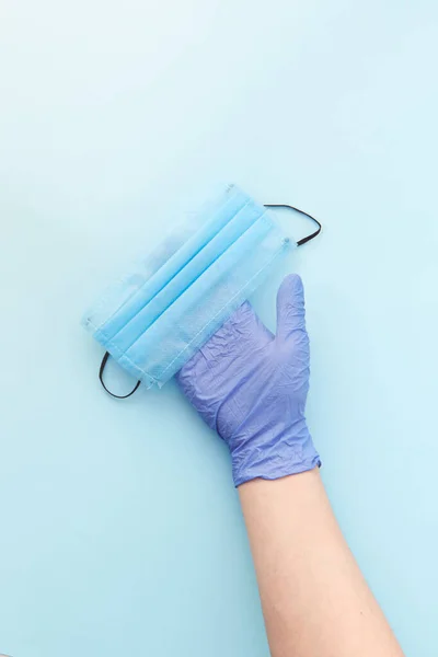 Medizinische Antibakterielle Gesichtsmaske Auf Der Hand Einer Frau Gummihandschuhen Auf — Stockfoto