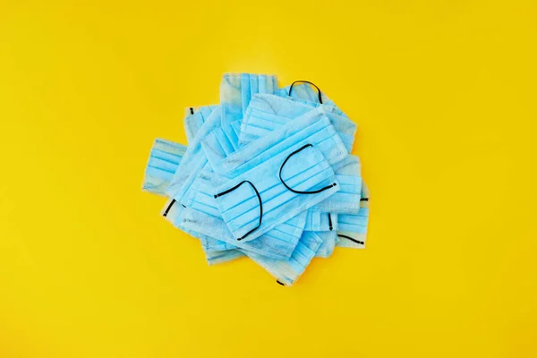 Захисна Медична Антибактеріальна Синя Маска Обличчя Невеликій Купі Жовтому Тлі — стокове фото