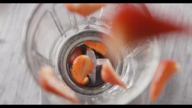 Cam karıştırıcıda taze çilekli yoğurt. 