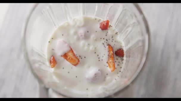 玻璃搅拌机中新鲜草莓酸奶 — 图库视频影像