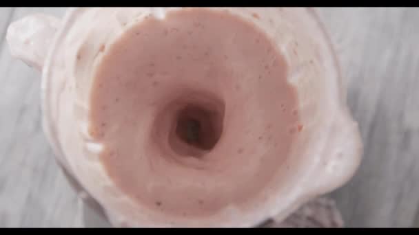 玻璃搅拌机中新鲜草莓酸奶 — 图库视频影像