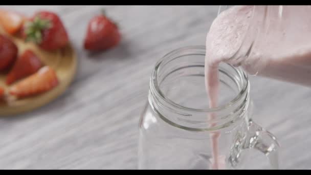 Batido Ecológico Fresa Lechosa Vaso Postre Saludable — Vídeo de stock