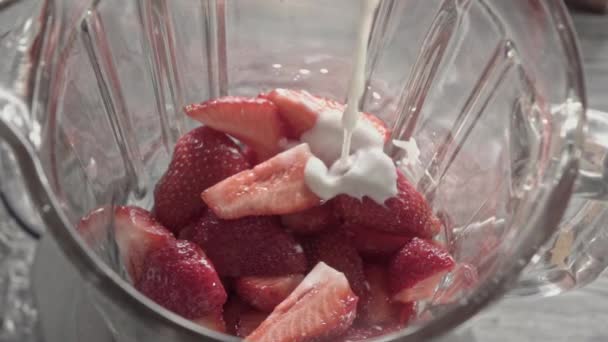Yogurt Fresa Fresca Licuadora Vidrio — Vídeo de stock