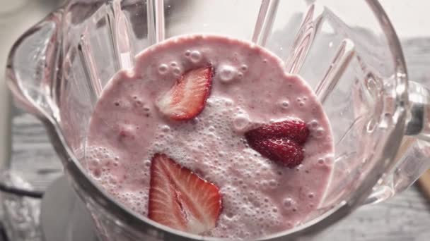 Yogurt Alla Fragola Fresco Frullatore Vetro — Video Stock