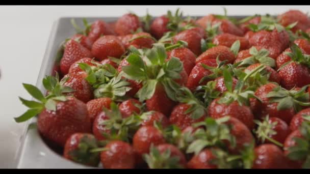 新鮮な熟したイチゴの山ビデオ — ストック動画