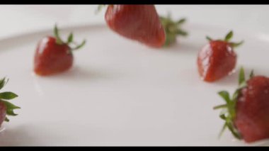 Taze taze çilek ve süt, video.
