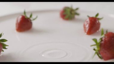  Taze taze çilek ve süt, video.