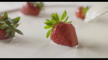  Taze taze çilek ve süt, video.