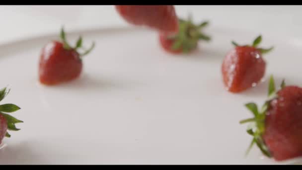 Verse Rijpe Aardbeien Met Melk Video — Stockvideo