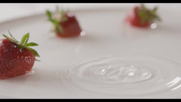 Verse Rijpe Aardbeien Met Melk Video — Stockvideo