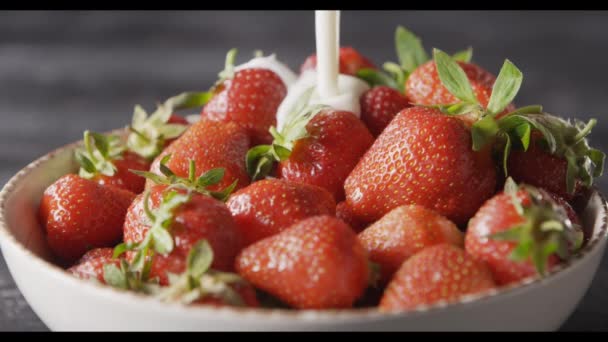 Fresas Frescas Maduras Con Leche Vídeo — Vídeo de stock