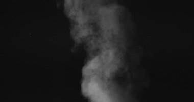 Siyah üzerine beyaz duman izole