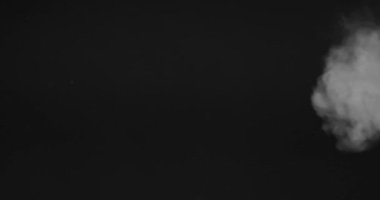 Siyah üzerine beyaz duman izole
