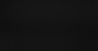 Siyah üzerine beyaz duman izole