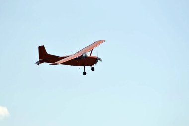 Küçük portakal uçak gökyüzünde uçar.