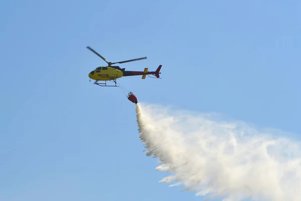 A helikopter segítségével a tűz elfojtása. — Stock Fotó