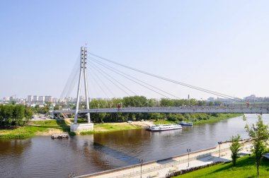 Tyumen, Rusya, Mayıs, 2017: Yayalar Tura Nehri Tyumen için köprü