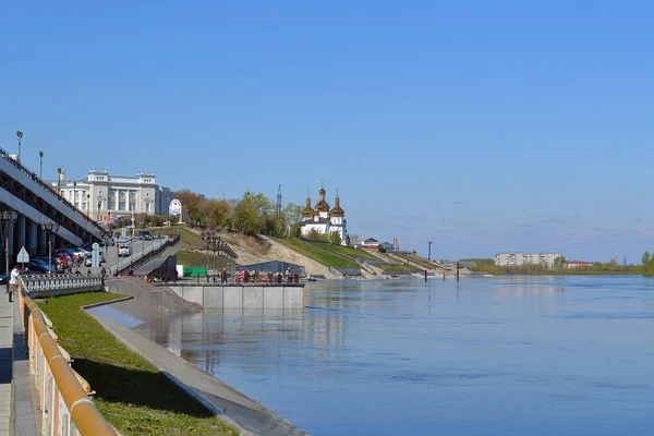 L'université industrielle de Tioumen près du remblai de Tioumen , — Photo