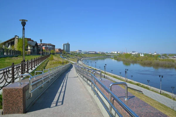 Aguas altas de manantial del río Tura en el terraplén de Tyumen , — Foto de Stock