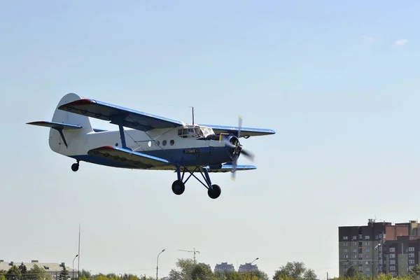 The small An-2 plane is going to land. — Stock Photo, Image