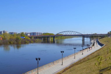 Tura nehir ve dolgu Tyumen, Rusya'nın görünümü. Mayıs
