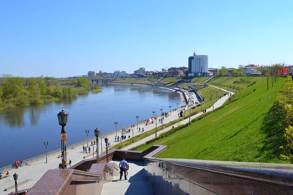 View of the Tura River and the embankment in Tyumen, Russia. May — Stock Photo, Image