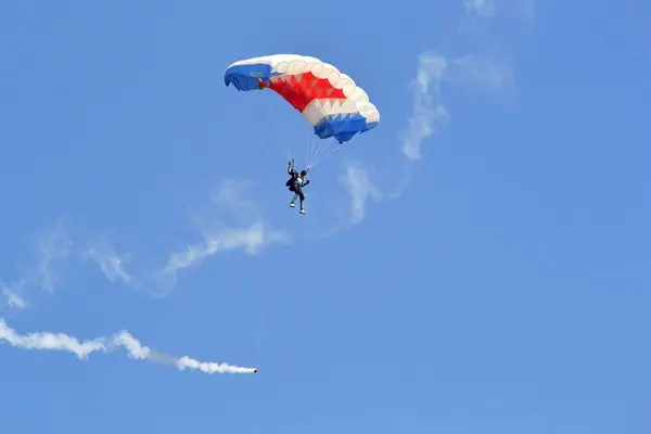 Tyumen Rusya Ağustos 2018 Çok Renkli Bir Paraşüt Ile Paraşütçü — Stok fotoğraf