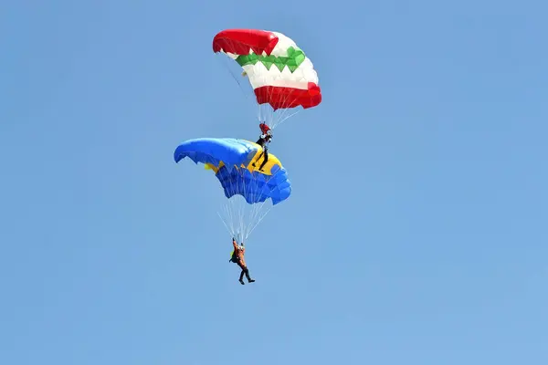 Tjoemen Rusland Augustus 2018 Parachutist Met Een Multi Gekleurde Parachute — Stockfoto