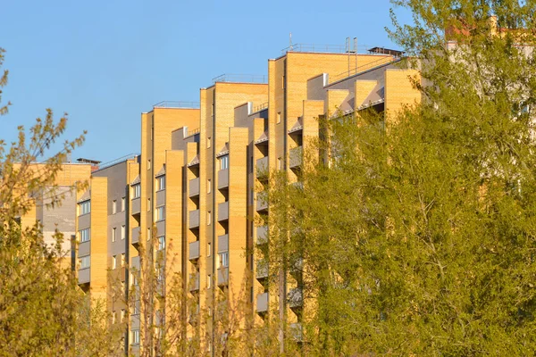 Novos edifícios de tijolo alto no novo bairro residencial de — Fotografia de Stock