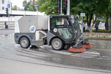 Tyumen, Rusya. 10 Ağustos 2016: Araba sokaklarında temizlik için elektrikli süpürge yolun temizler.