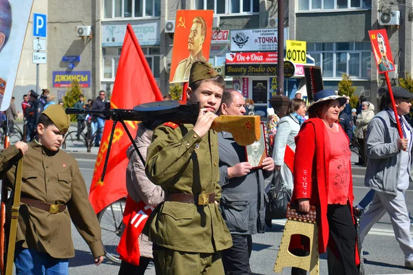 俄罗斯秋明 2016年5月9日 身穿军装的身穿武器的年轻人参加5月9日胜利日的示威活动 — 图库照片