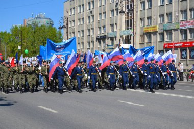 Tyumen, Rusya, 9 Mayıs 2016: Askeri üniformalı insanlar üzerinde 9 Mayıs Zafer Günü onuruna gösteri katılmak