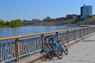 İki bisiklet bir koruma set Tyumen, Rusya üzerinde durmak. 20 Mayıs 2016