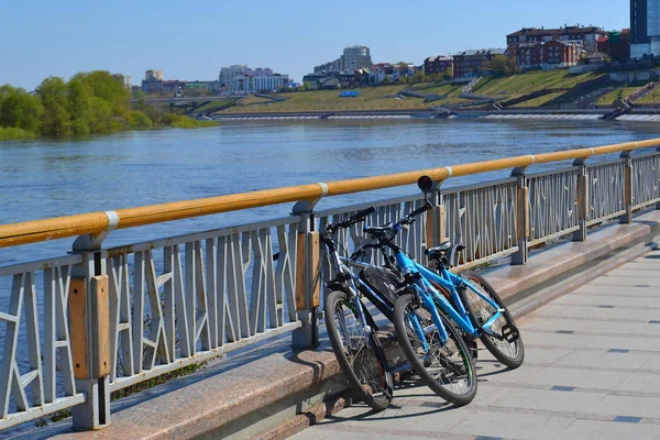 Duas bicicletas estão em uma proteção no aterro em Tyumen , — Fotografia de Stock