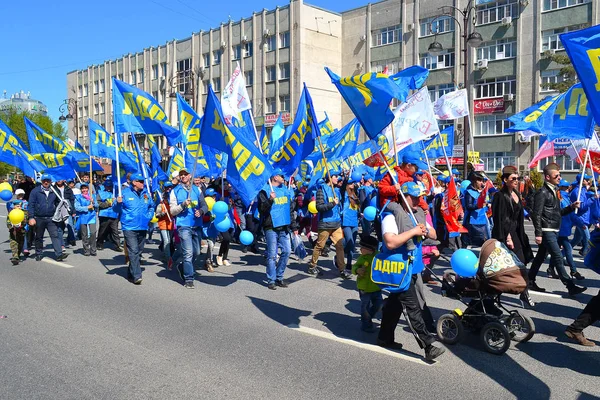 Représentants du parti LDPR avec drapeaux à la manifestation dans l'hon — Photo