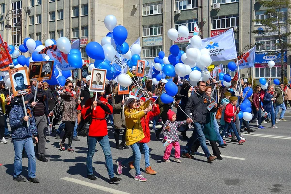 H gösteride balonlar ve bayraklar grubu katılmak — Stok fotoğraf