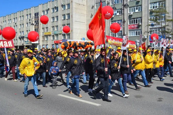 Mensen met ballonnen deelnemen aan demonstratie ter ere van een — Stockfoto