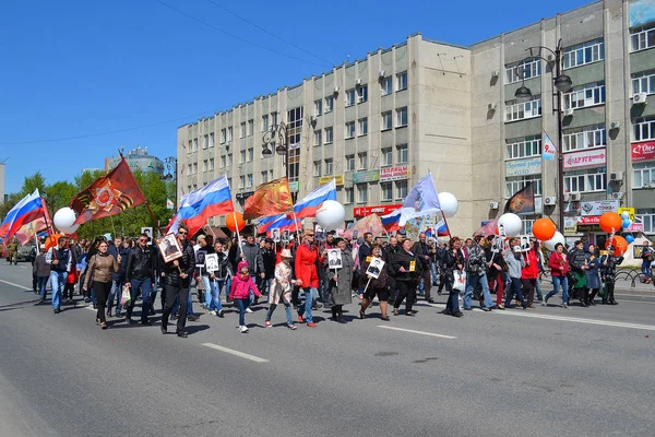Mensen met ballonnen en vlaggen deelnemen aan de demonstratie in h — Stockfoto
