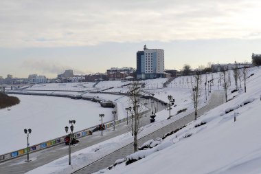 Tura nehir ve dolgu Tyumen, Rusya'nın görünümü. Şubat