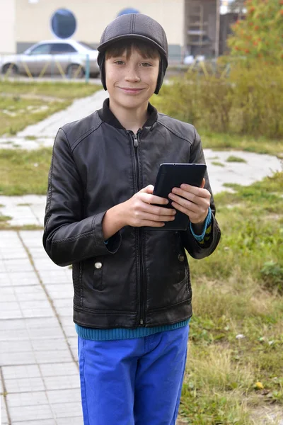 Portrait de l'adolescent avec la tablette dans les mains — Photo