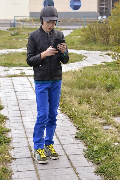 El retrato del adolescente con la tableta en las manos —  Fotos de Stock