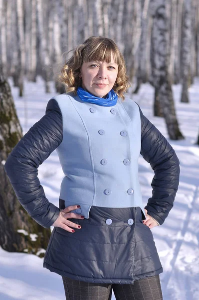 Portrait of the Russian woman in the birch wood in the winter. — Stock Photo, Image