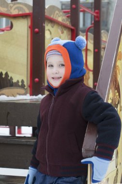Çocuk parkta kışın çalış.