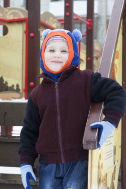 Çocuk parkta kışın çalış.