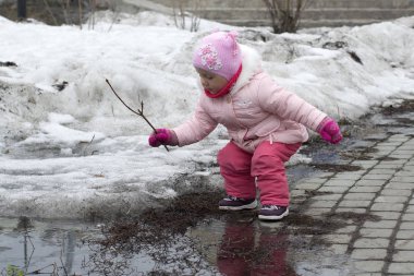 Küçük kız parkta baharda çalış..