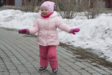 Küçük kız parkta baharda çalış..