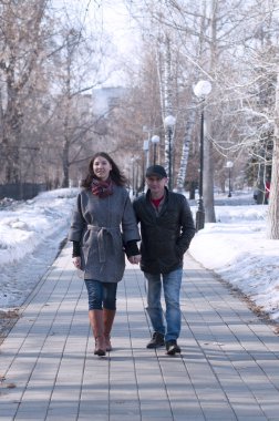 Sevgi dolu çift parkta yürüyor.