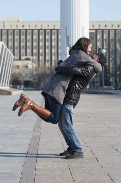 La pareja cariñosa camina por el parque . —  Fotos de Stock